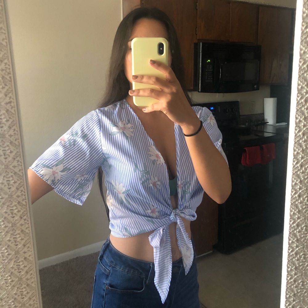 Crop Top Blouse 🌼 - Picture 3 of 6